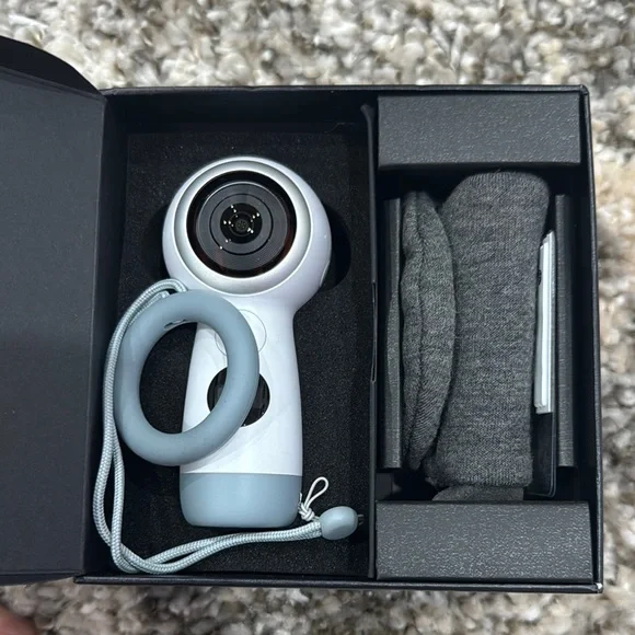 Samsung Gear 360 in Black and White - Picture 2 of 5